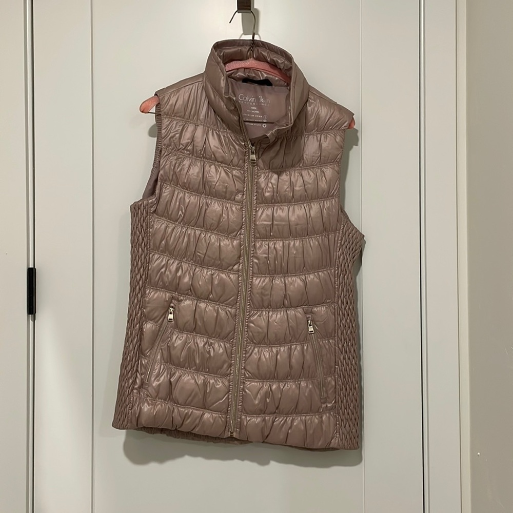 Rose gold/ beige vest. Gold zipper detail. Like new.